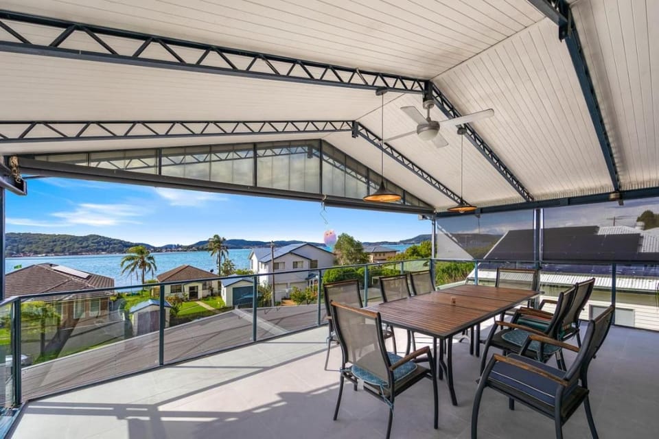 Waterfront Games House - Pool and Bay Views House in Central Coast