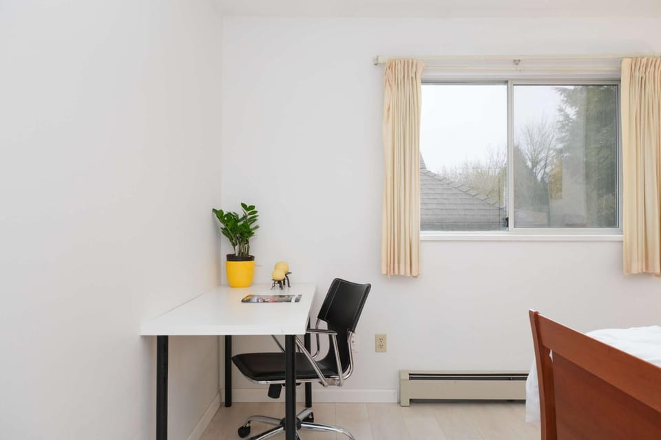Quiet Room in Charming Vancouver Homestay House in Vancouver