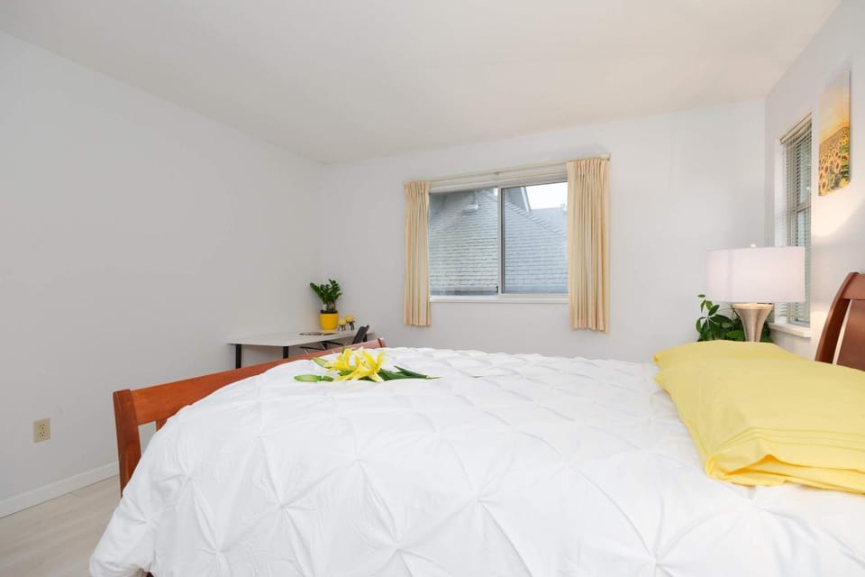 Quiet Room in Charming Vancouver Homestay House in Vancouver