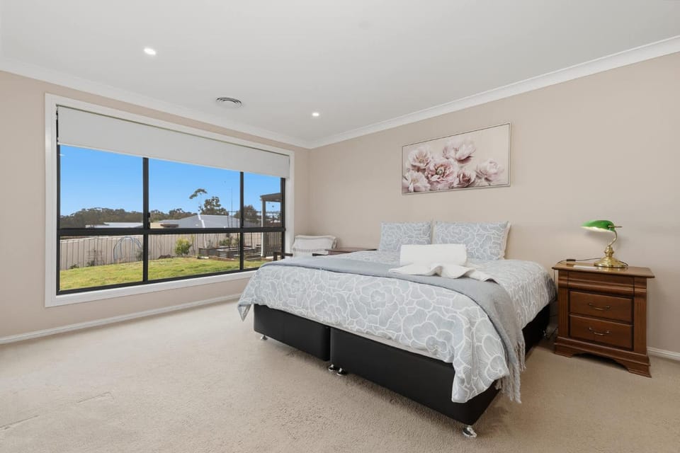 Robinson Retreat - Sleeps 8 Pet Friendly House in Orange