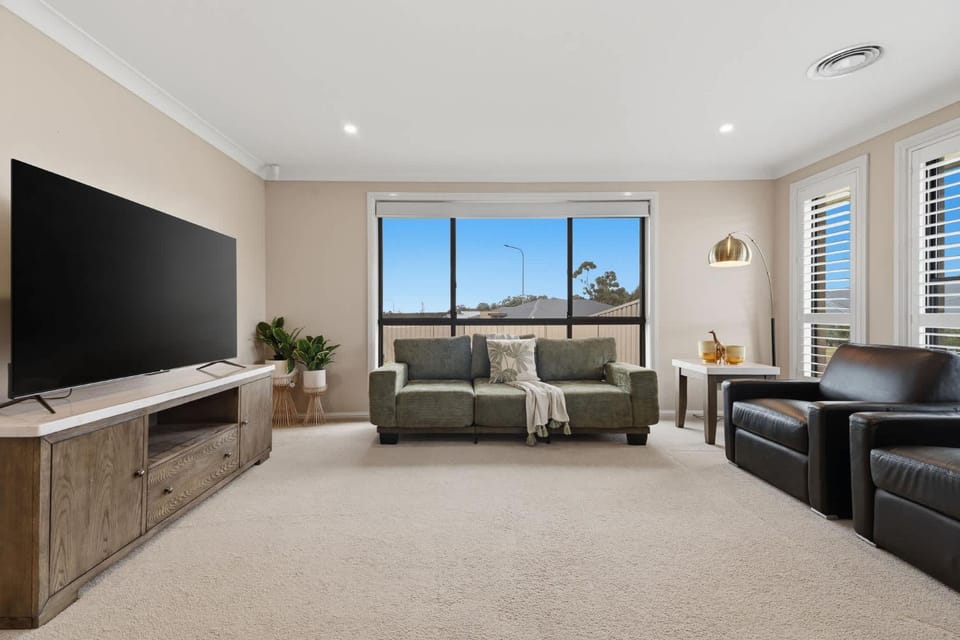 Robinson Retreat - Sleeps 8 Pet Friendly House in Orange