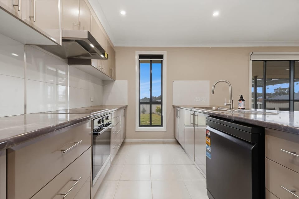Robinson Retreat - Sleeps 8 Pet Friendly House in Orange