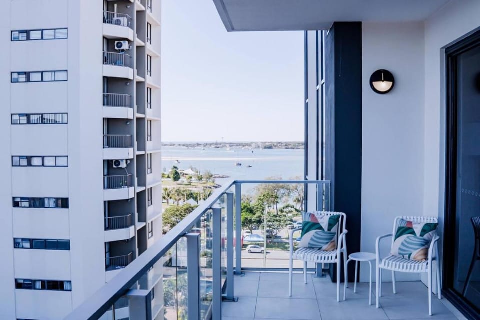 Broadwater 2 bed 2 Bath 1 CarPK Beach Parks Apartment in Main Beach