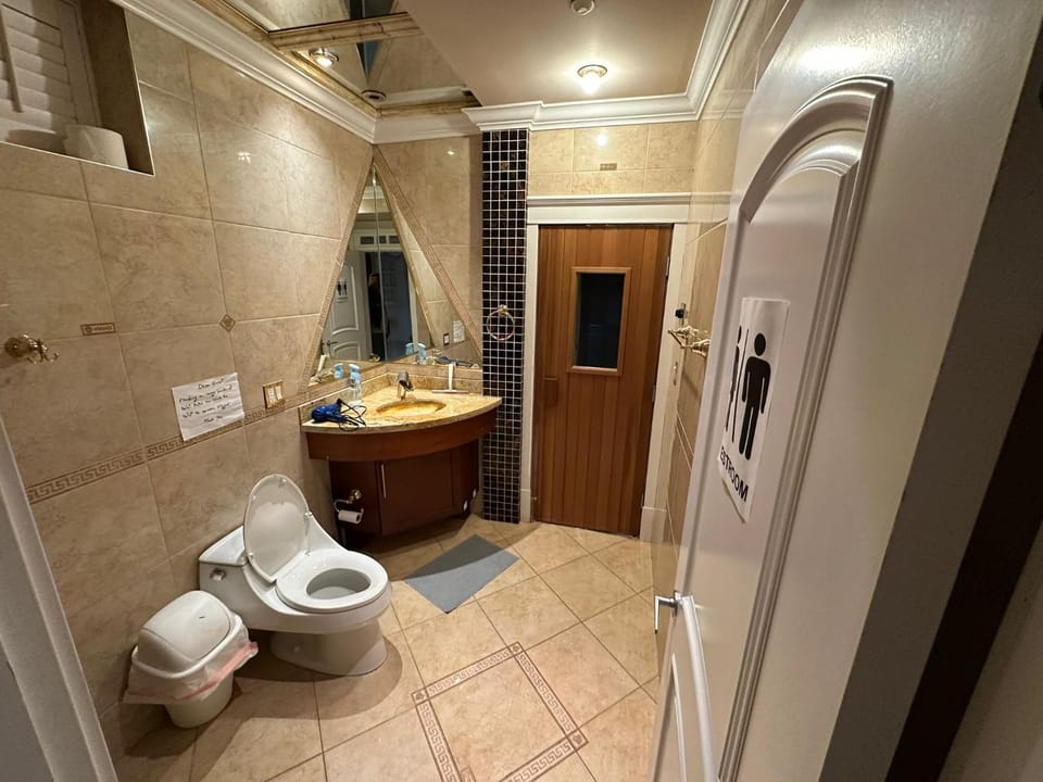 Room in Luxury Homestay Next to Mall and Skytrain House in Vancouver