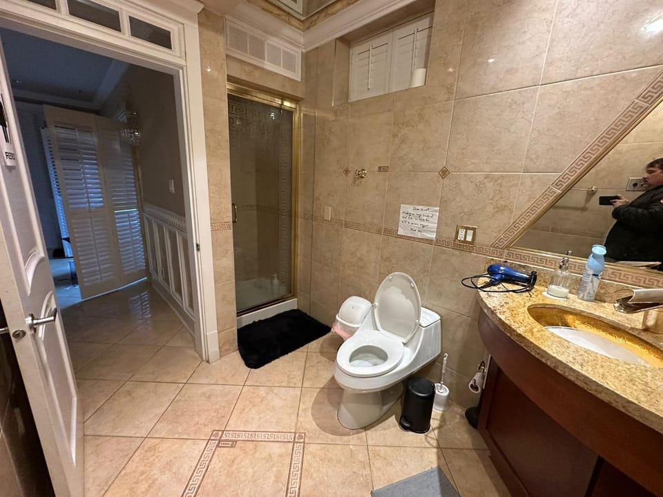 Room in Luxury Homestay Next to Mall and Skytrain House in Vancouver