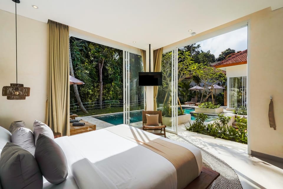 Bed, Day, Bedroom, Pool view