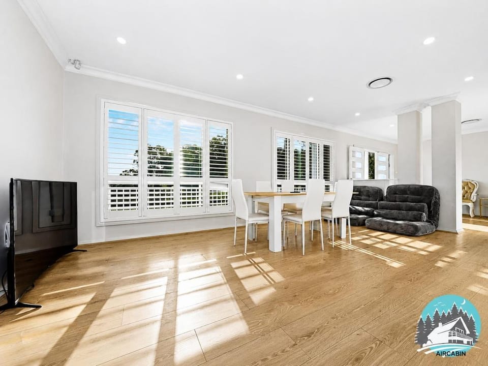 5BR Family Retreat with Parking & Yard House in Sydney