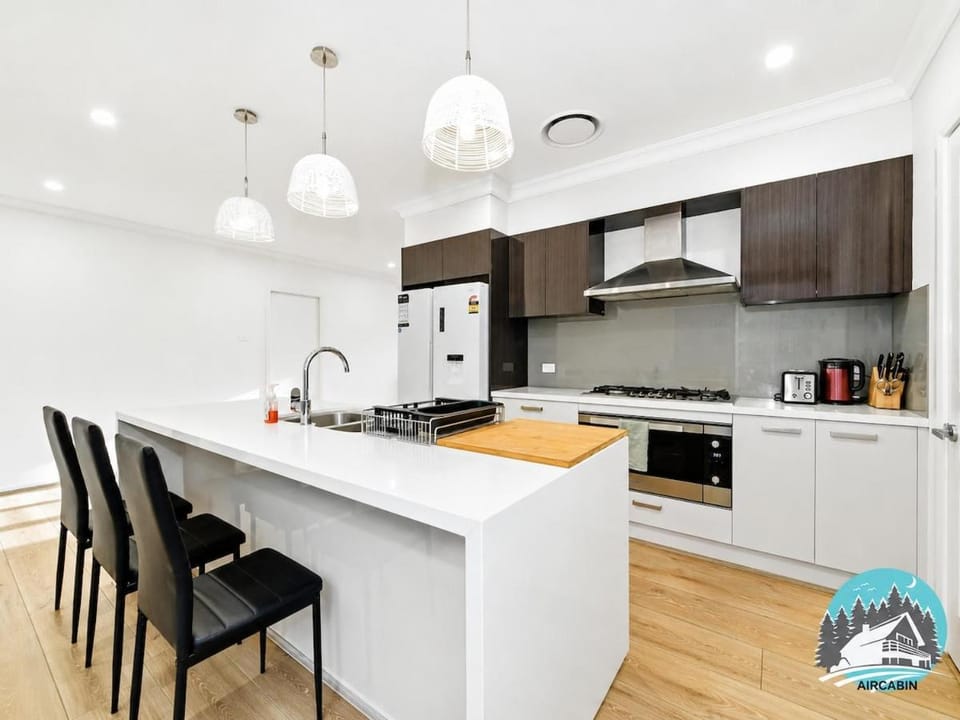 5BR Family Retreat with Parking & Yard House in Sydney