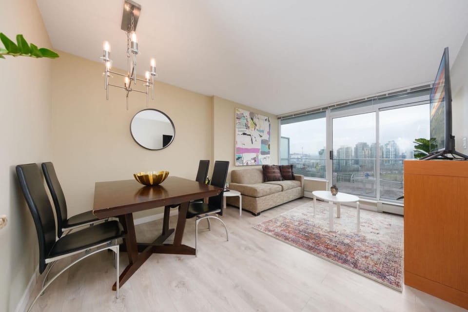 Modern Central Location with Sauna Jacuzzi & Pool Apartment in Vancouver