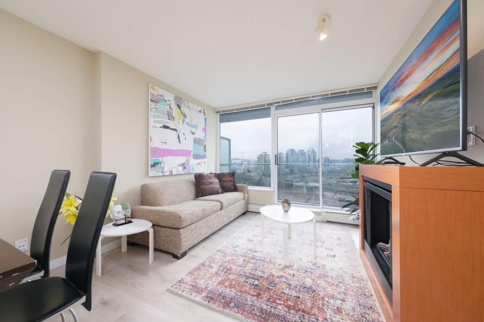 Modern Central Location with Sauna Jacuzzi & Pool Apartment in Vancouver