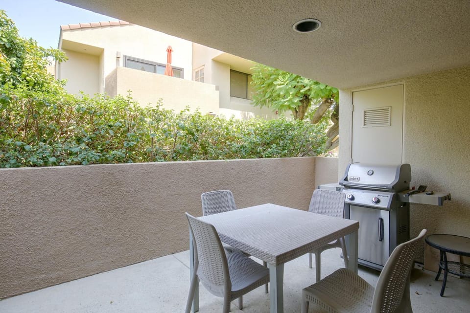 Unwind Poolside, Walk Dtwn! Palm Springs Retreat House in Palm Springs