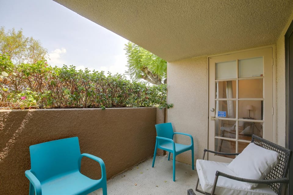 Unwind Poolside, Walk Dtwn! Palm Springs Retreat House in Palm Springs