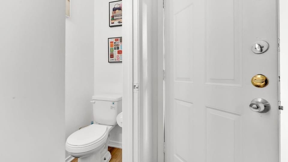 Luxury Retreat Near Cowboys Stadium Sleeps 6 Apartment in Arlington