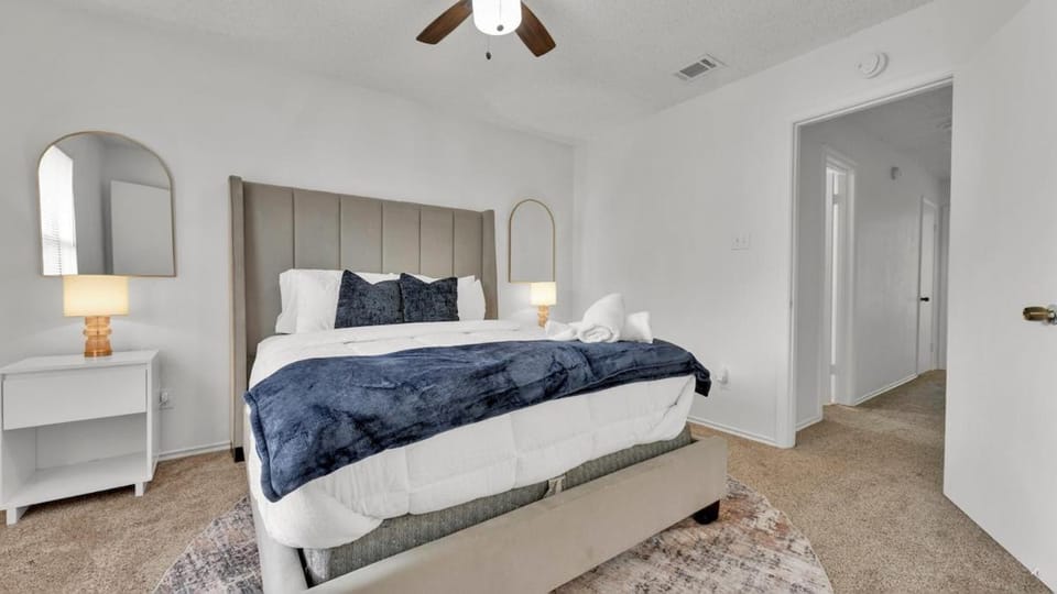 Luxury Retreat Near Cowboys Stadium Sleeps 6 Apartment in Arlington