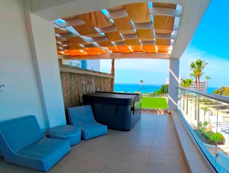 Hot Tub, View (from property/room), Balcony/Terrace