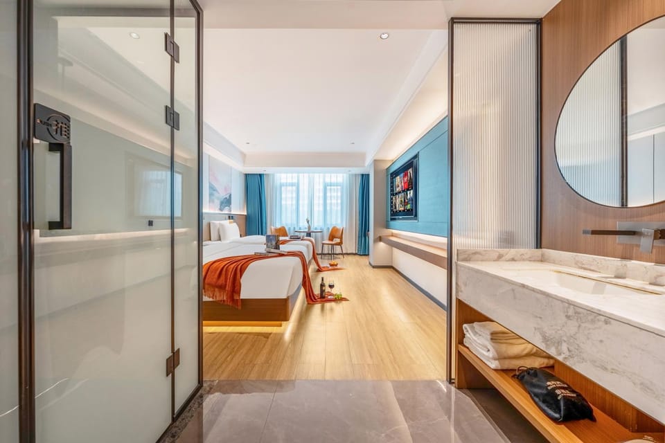 Bed, TV and multimedia, Photo of the whole room, Bedroom