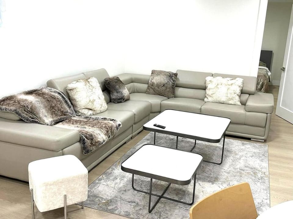 Luxury 3BR Suite, EV Charger, Long Stays Apartment in Hamilton
