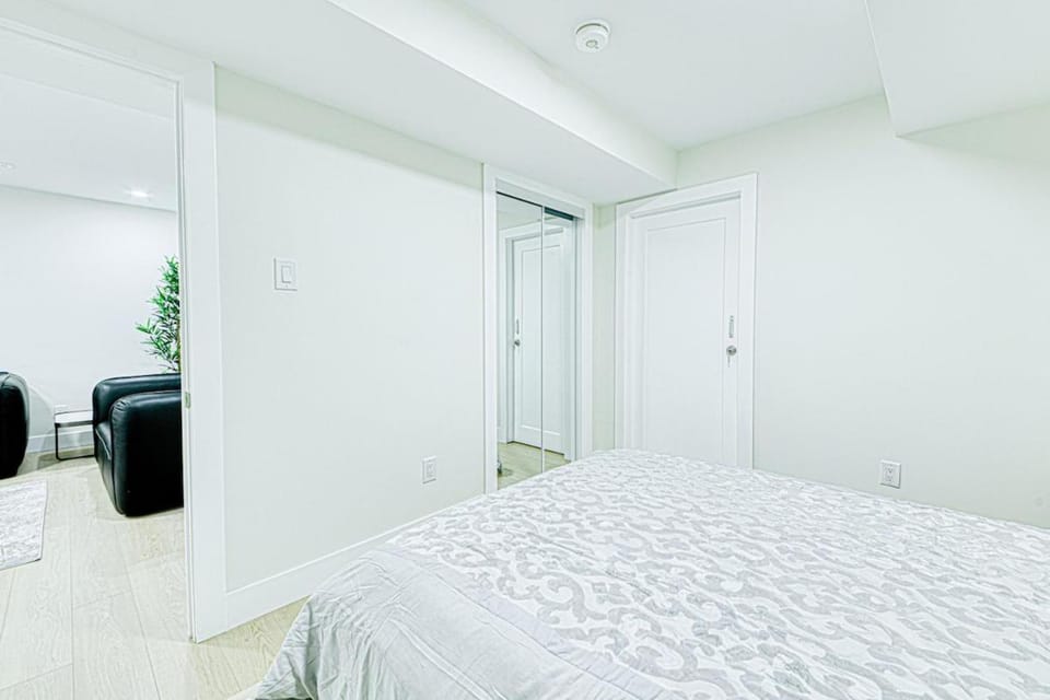Luxury 3BR Suite, EV Charger, Long Stays Apartment in Hamilton