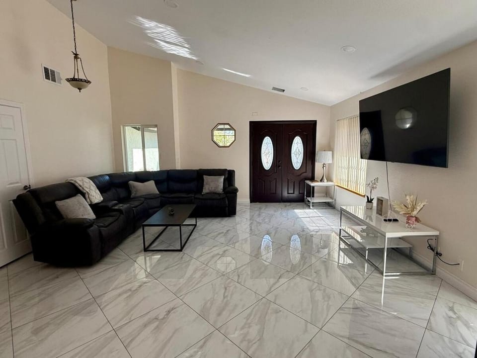 Spacious pool home Game Room Sleeps Large Groups House in Ridgecrest