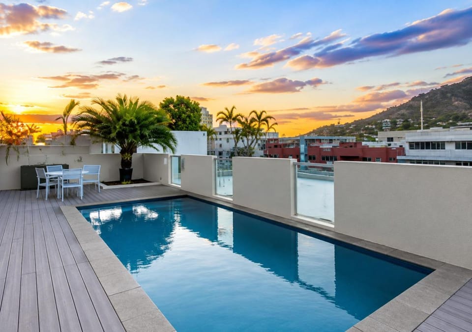Pool view, Swimming pool, sunbed