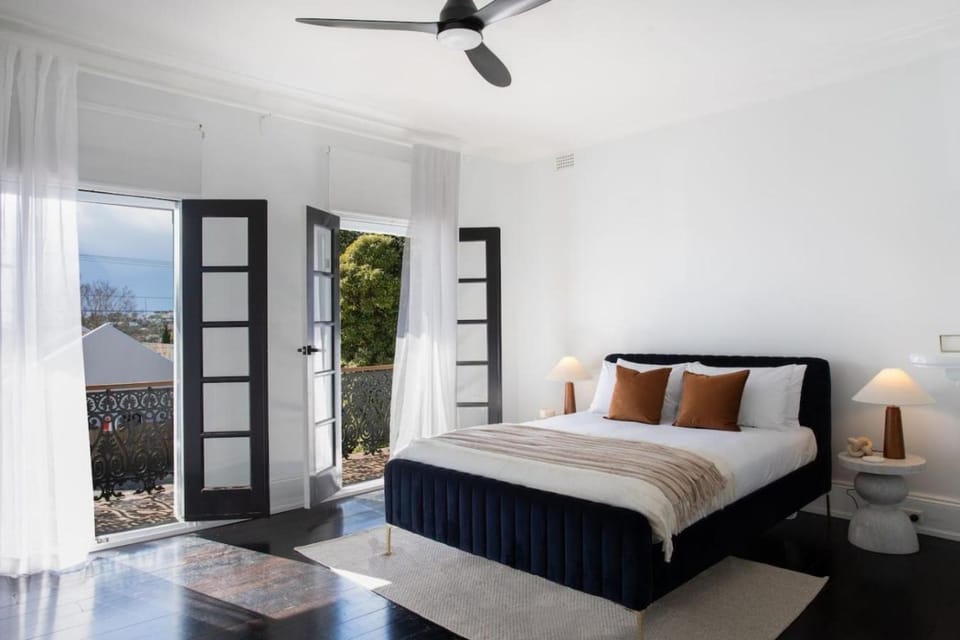 Bondi Junction 4BR 2B Family Home Secure Parking House in Sydney