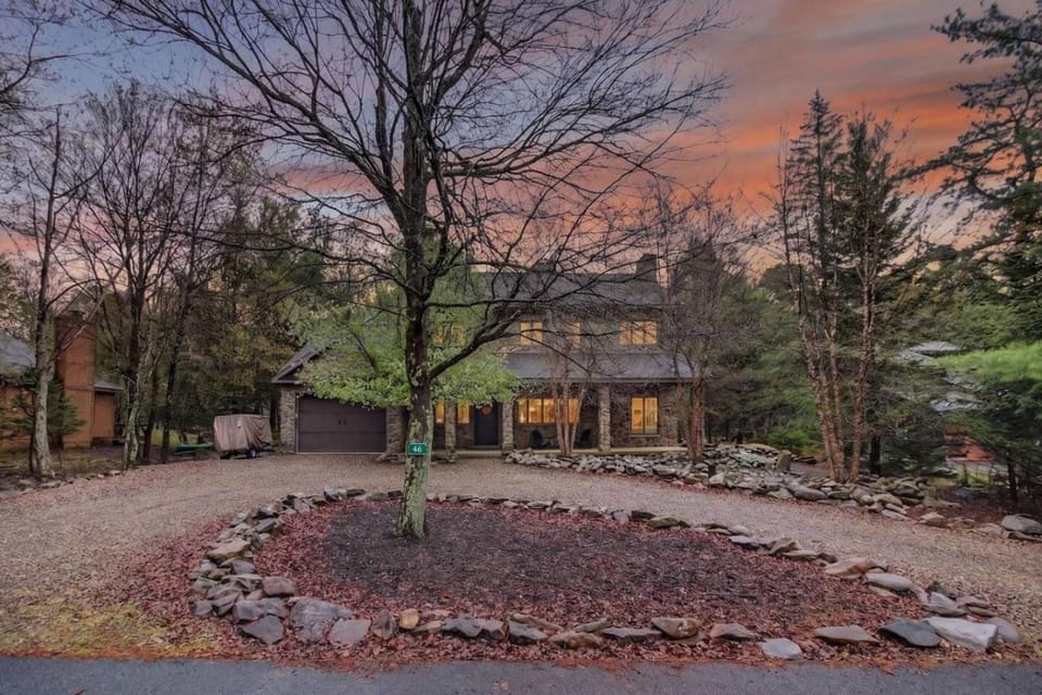 Luxury Pocono Retreat with Hot Tub and Arcade House in Hickory Run State Park