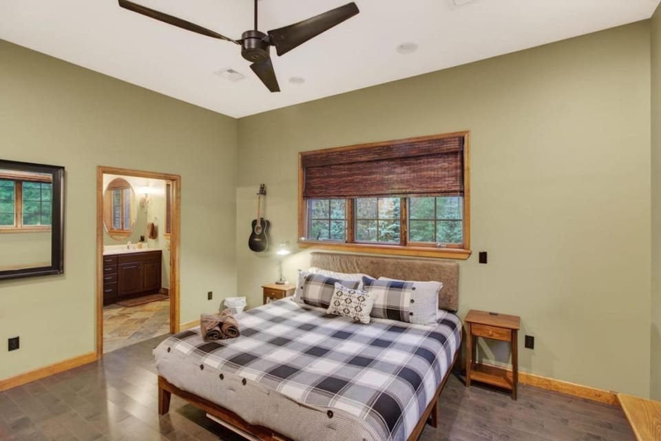 Luxury Pocono Retreat with Hot Tub and Arcade House in Hickory Run State Park