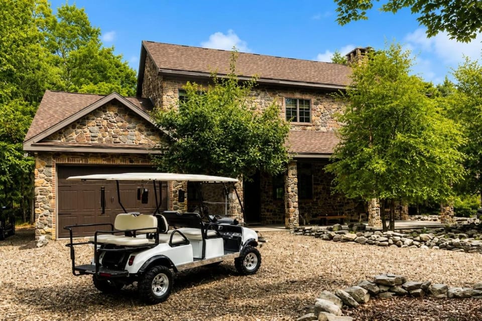 Luxury Pocono Retreat with Hot Tub and Arcade House in Hickory Run State Park
