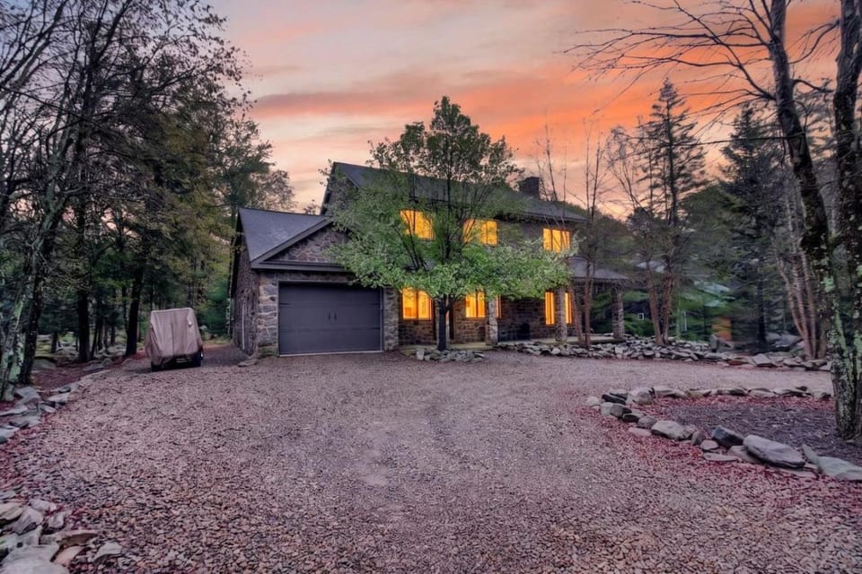Luxury Pocono Retreat with Hot Tub and Arcade House in Hickory Run State Park