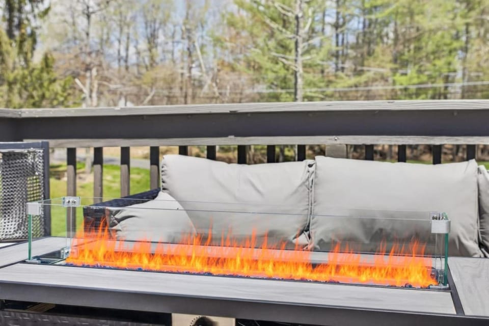 Sleeps 12 Hot Tub 5 Min to Lake Beach House in Pocono Mountains