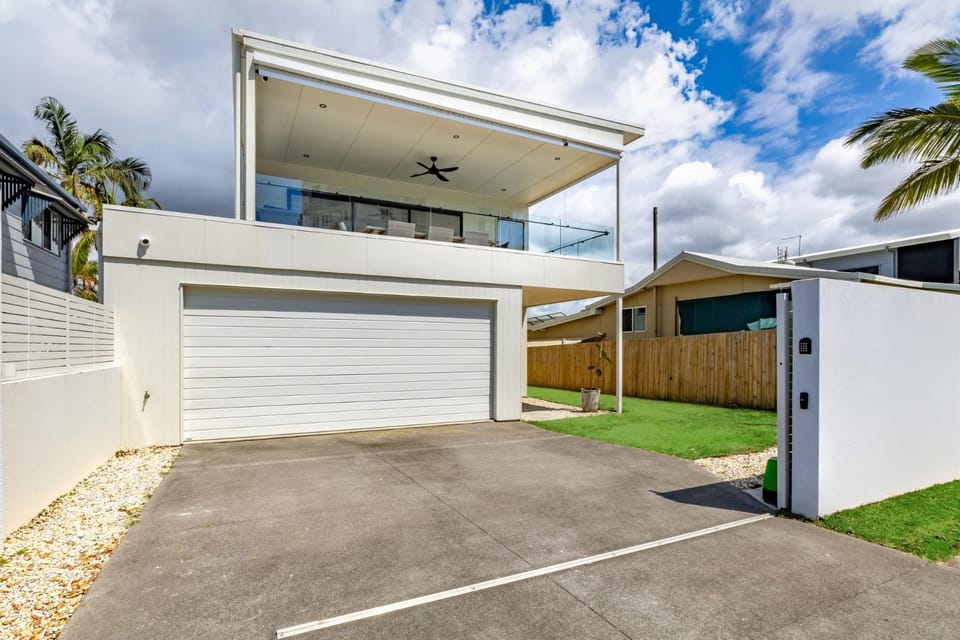 10 Landsborough Pde House in Golden Beach