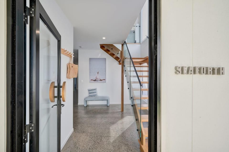 10 Landsborough Pde House in Golden Beach