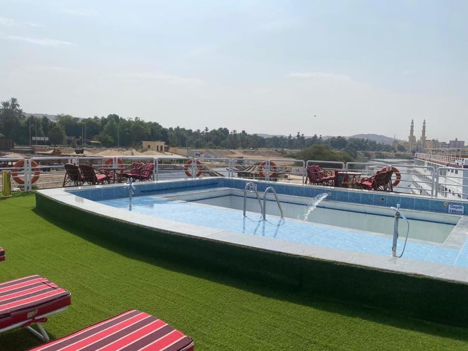 tarot nile crous Hotel in Luxor