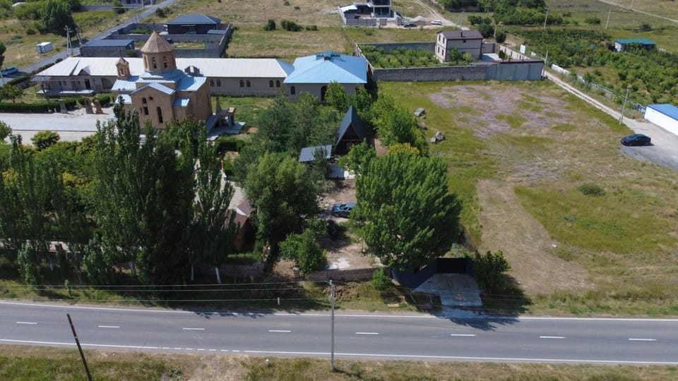 Property building, Neighbourhood, Natural landscape, Bird's eye view, Street view, Location, Parking