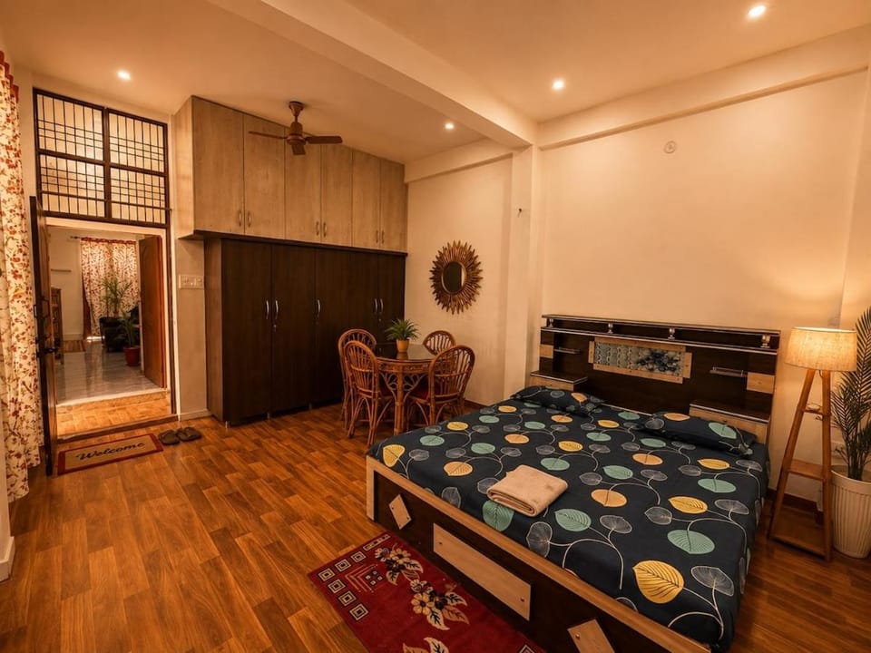 Bed, Photo of the whole room, Seating area, Bedroom