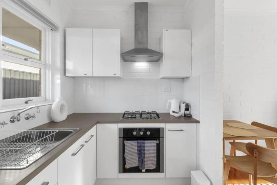 Plympton 1BR - Walk to Beach, Drive to City House in Adelaide