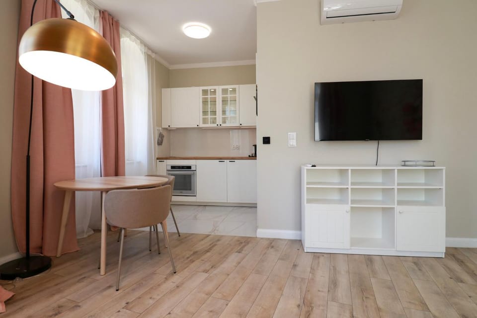 TV and multimedia, Kitchen or kitchenette, Dining area, oven, air conditioner