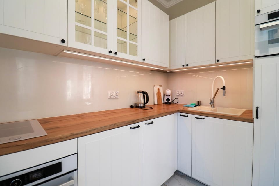 Coffee/tea facilities, Kitchen or kitchenette, oven, stove