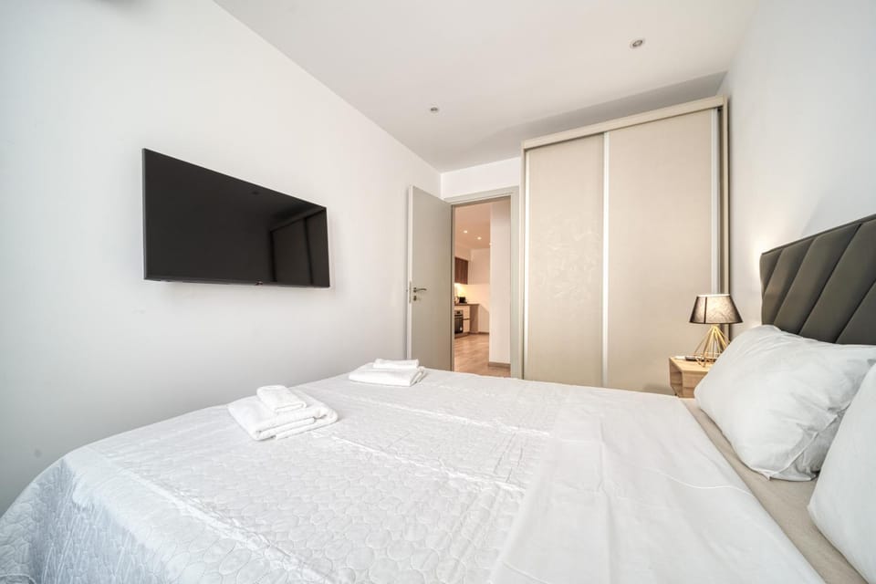 Bed, TV and multimedia, Photo of the whole room, Bedroom, towels, wardrobe