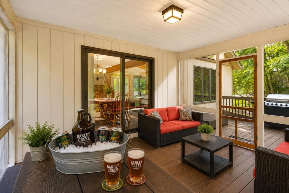 Harmony Pines I Hot Tub & Beach Access House in Hickory Run State Park