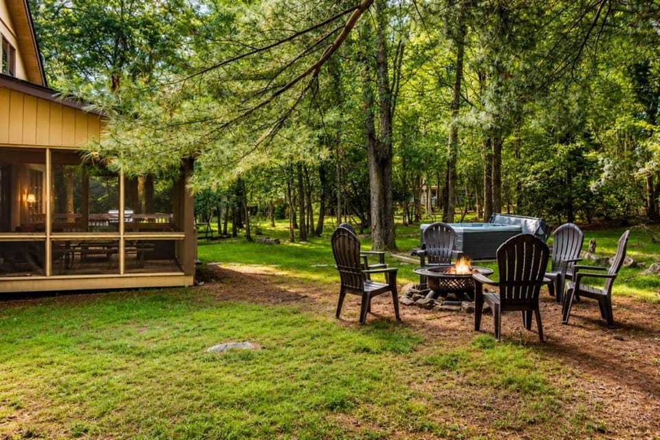 Harmony Pines I Hot Tub & Beach Access House in Hickory Run State Park