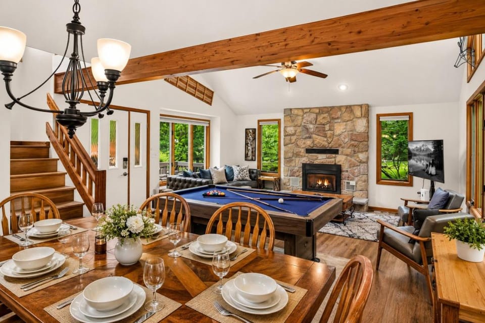 Harmony Pines I Hot Tub & Beach Access House in Hickory Run State Park