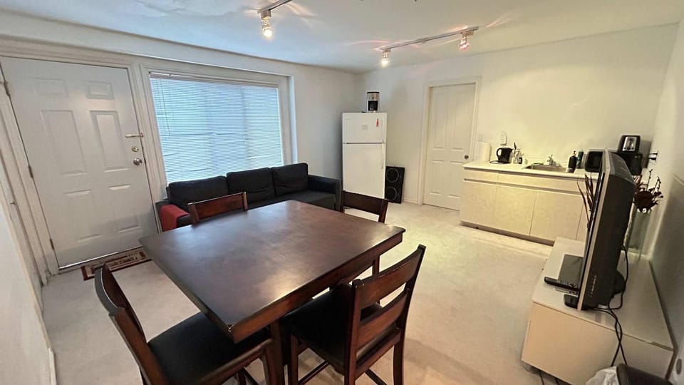 Modern Cozy Guesthouse in Prime Central Location Apartment in Vancouver