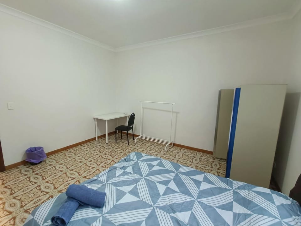 Spacious Queen Room Conveniently Located - CP11 Vacation rental in Sydney