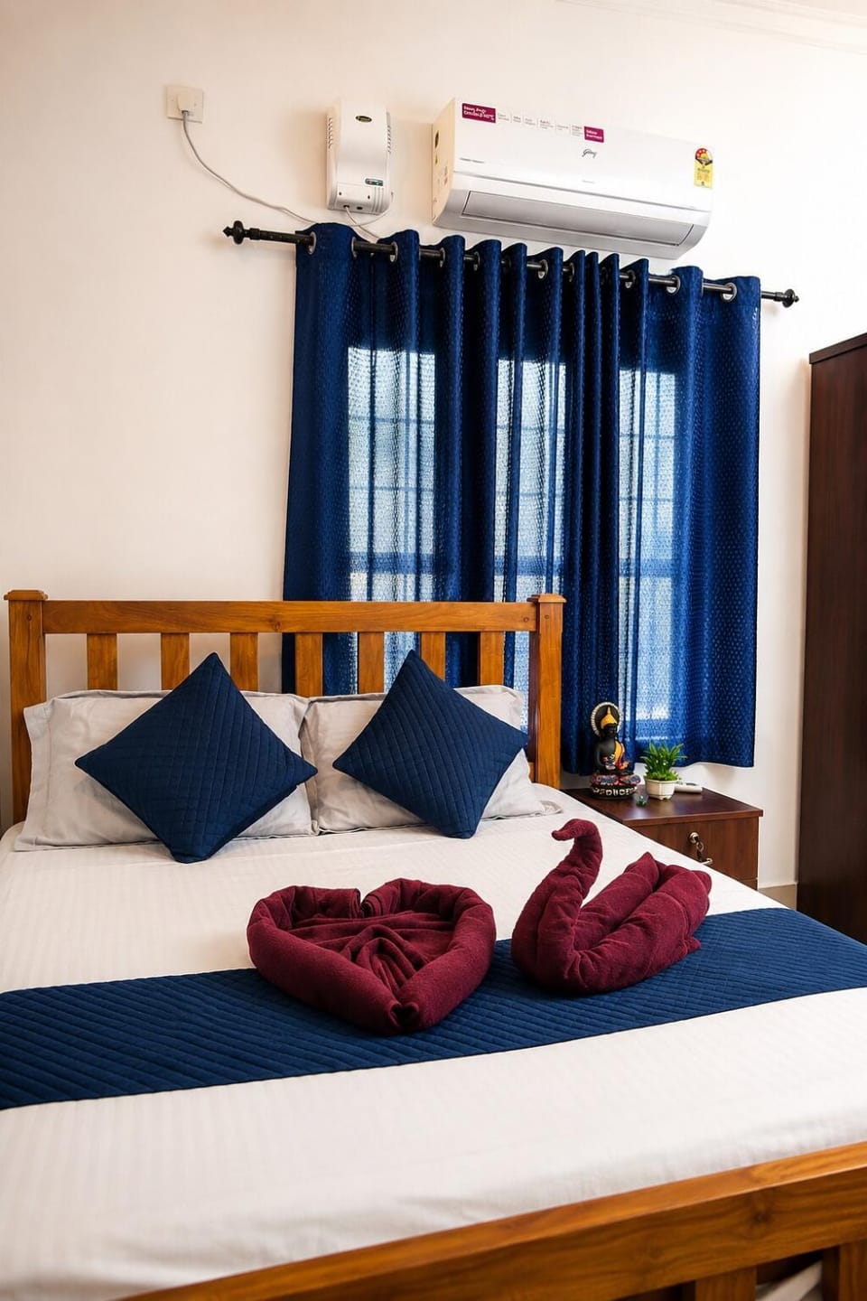 Bed, Photo of the whole room, Bedroom, towels
