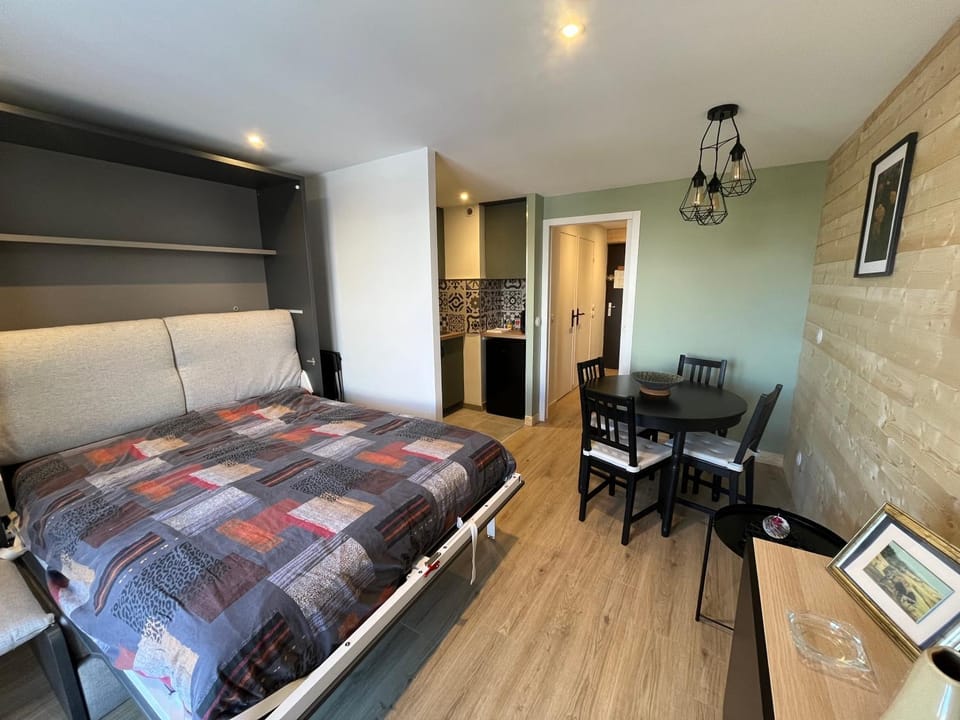 Bed, TV and multimedia, Living room, Photo of the whole room, Seating area, Dining area