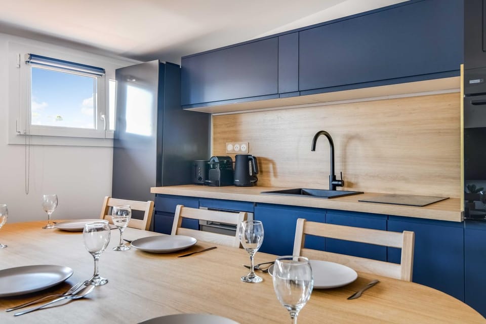 Kitchen or kitchenette, Dining area
