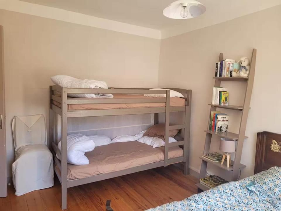 Bed, Photo of the whole room, Bedroom, bunk bed, towels
