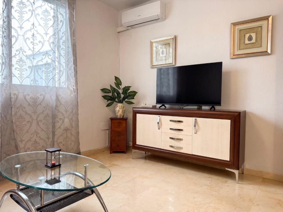 Communal lounge/ TV room, air conditioner