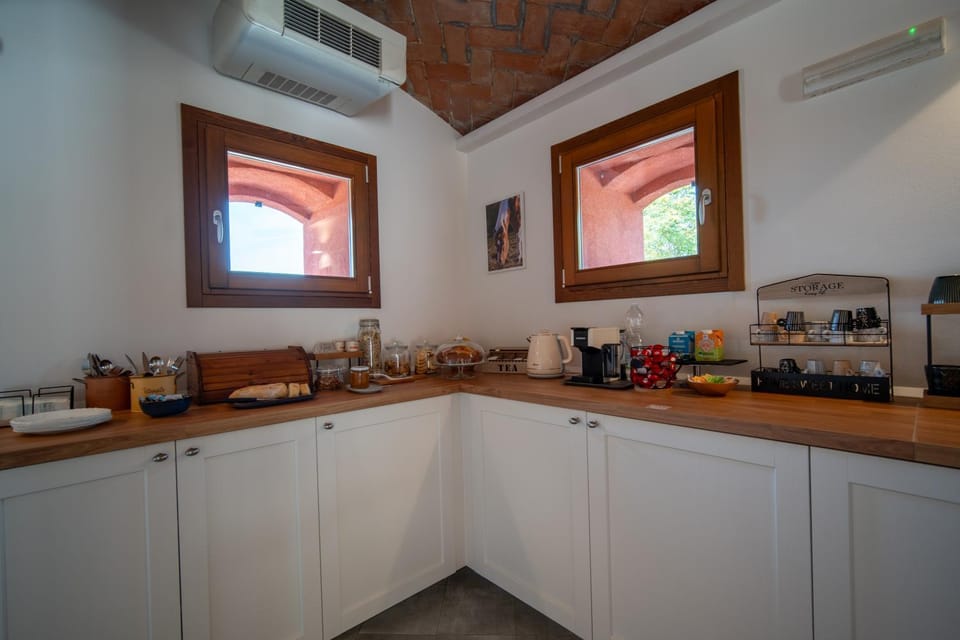 Coffee/tea facilities, Food and drinks, Food